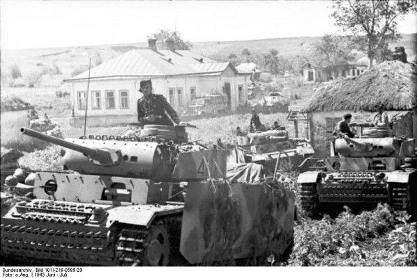 Bundesarchiv_Bild_101I-219-0595-20_Russland-Mitte-S_d_Panzer_III_in_Fahrt.jpg