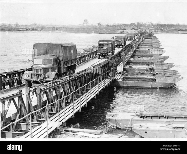 ww2-march-1945-allied-army-trucks-crossing-the-bailey-pontoon-bridge-B4K96T.jpg